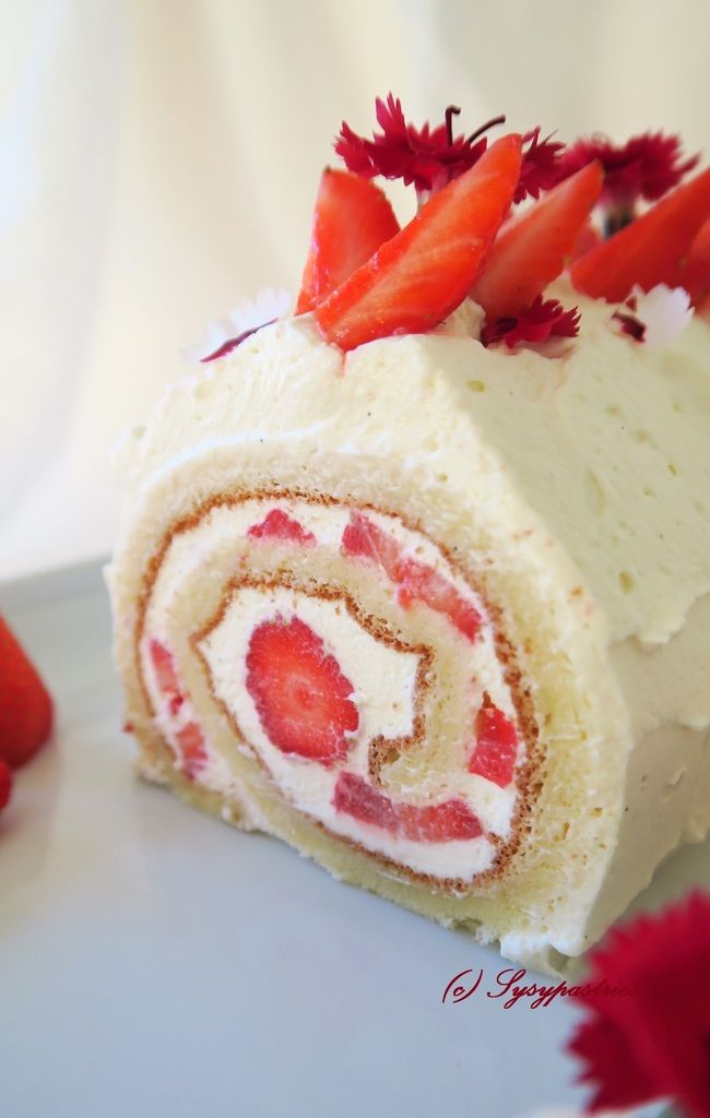 Roulé japonais aux fraises - Sysypastries