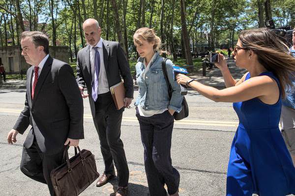 allison-mack-devant-la-cour-de-brooklyn-psycho-criminologie.com