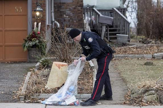 bruce-mac-arthur-tueur-en-serie-police-menant-des-fouilles-toronto-photo-psycho-criminologie.com