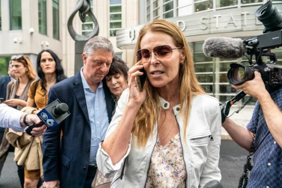 Catherine Oxenberg au téléphone avec sa fille à l'annonce du verdict - psycho-criminologie.com