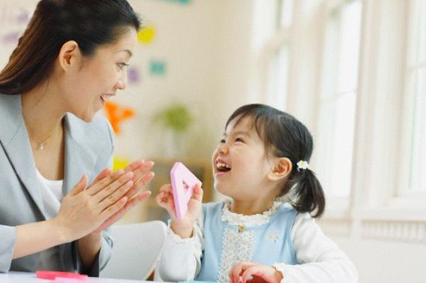Khen gợi một cách gần gũi, nhẹ nhàng khi trẻ cư xử đúng