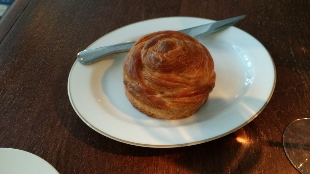 Restaurant Virtus Paris 12 - Un roulé en pâte feuilleté pour faire office de pain....