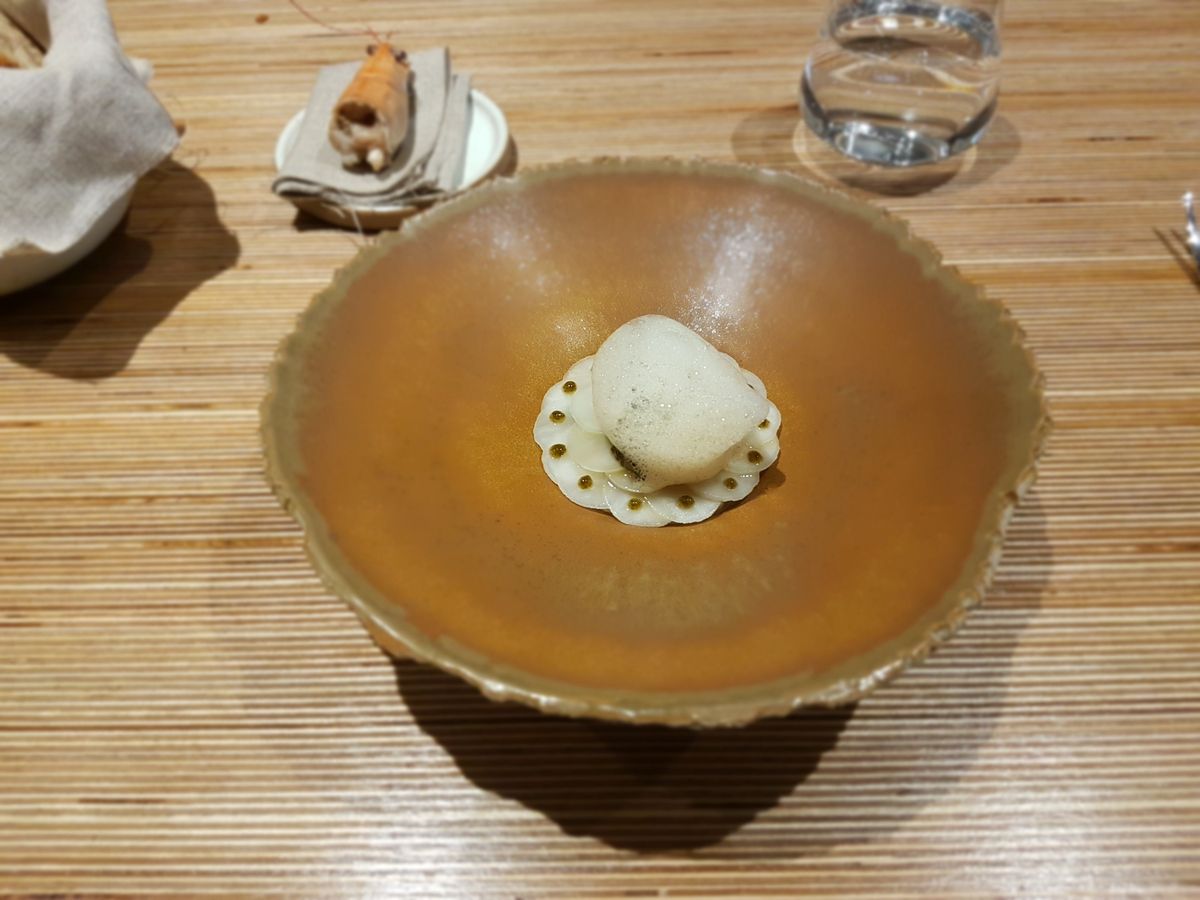 Langoustines en gelée de tête émulsion de carcasse, confit d'algues bretonnes, caviar oscietre et topinambour d'octobre 2017 NESO Restaurant Paris 9