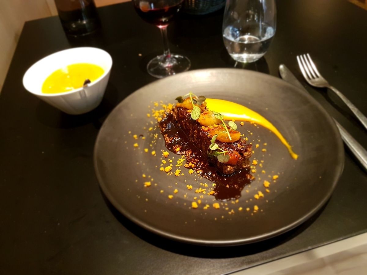 Tendre de boeuf confite comme un bourguignon, oignons grelots caramélisés, mousseline de patates douces à l'huile de truffe