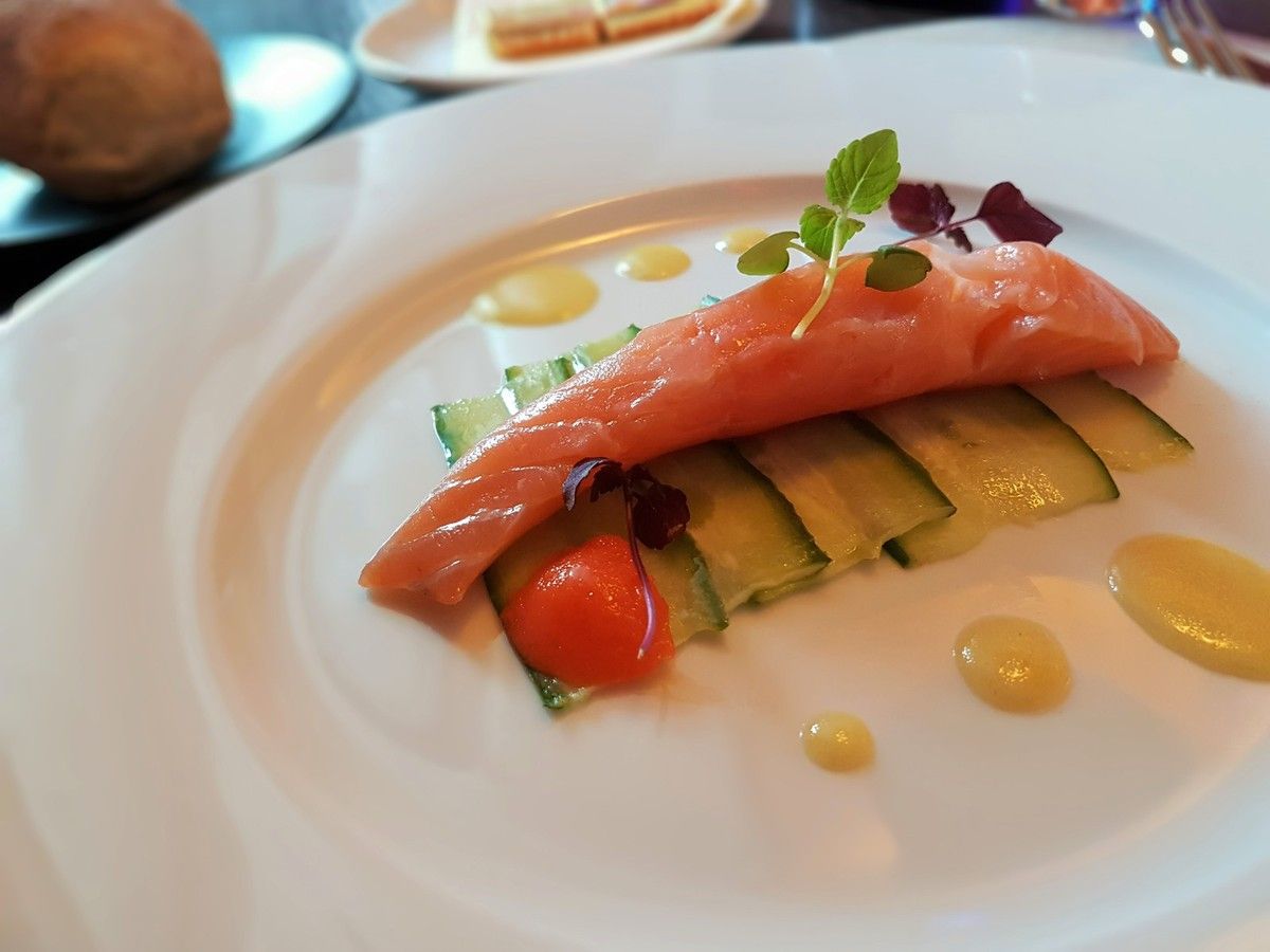 Dos de saumon mi-fumé par la maison et carpaccio de concombre Restaurant Door's Clichy