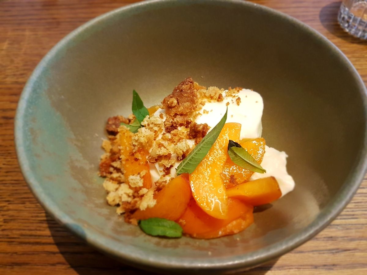 Pannacotta verveine, abricot et crumble d'avoine Massale Restaurant Paris 11