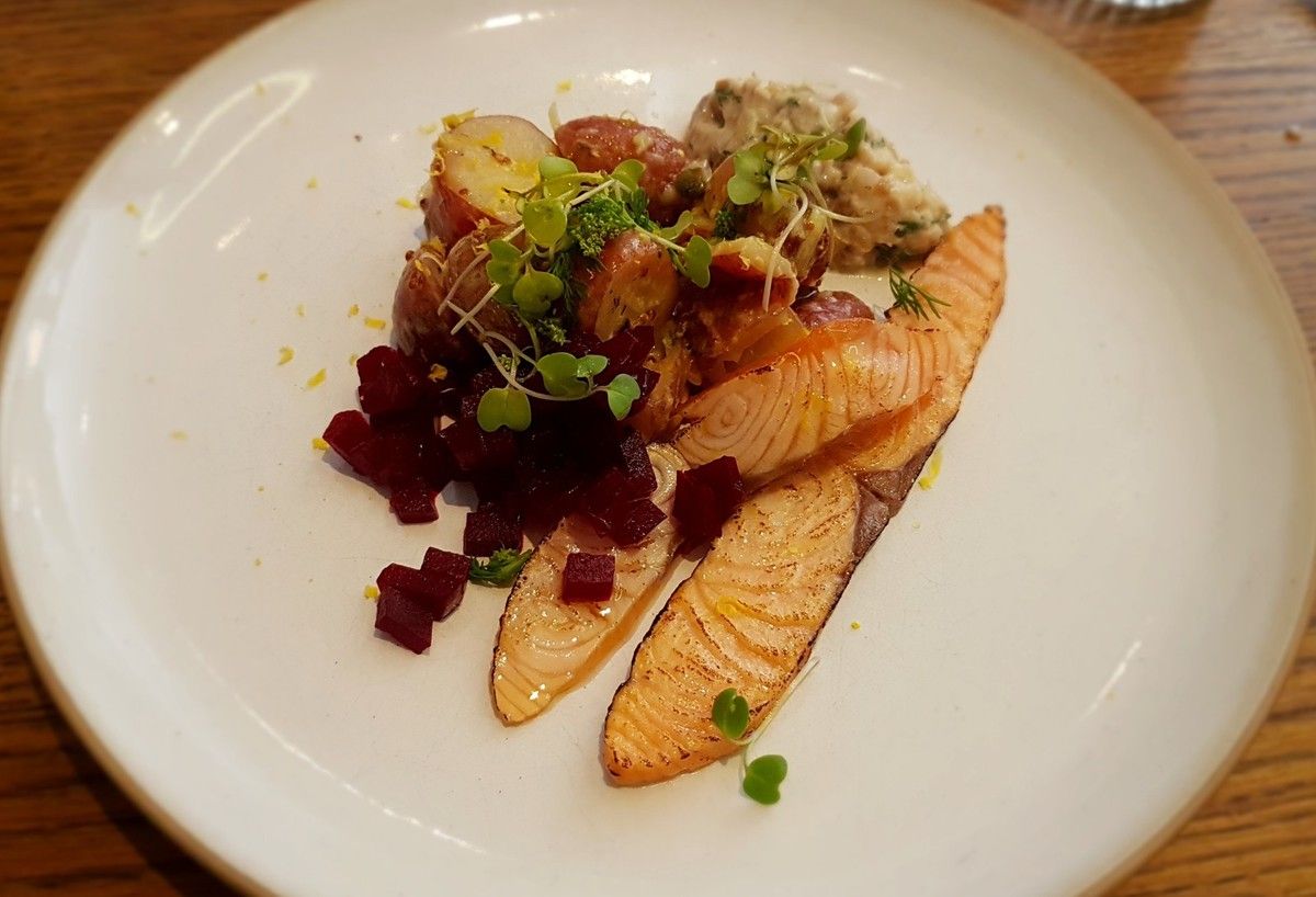Salade de pommes de terre, saumon, hareng fumé et betteraves Massale Restaurant Paris 11