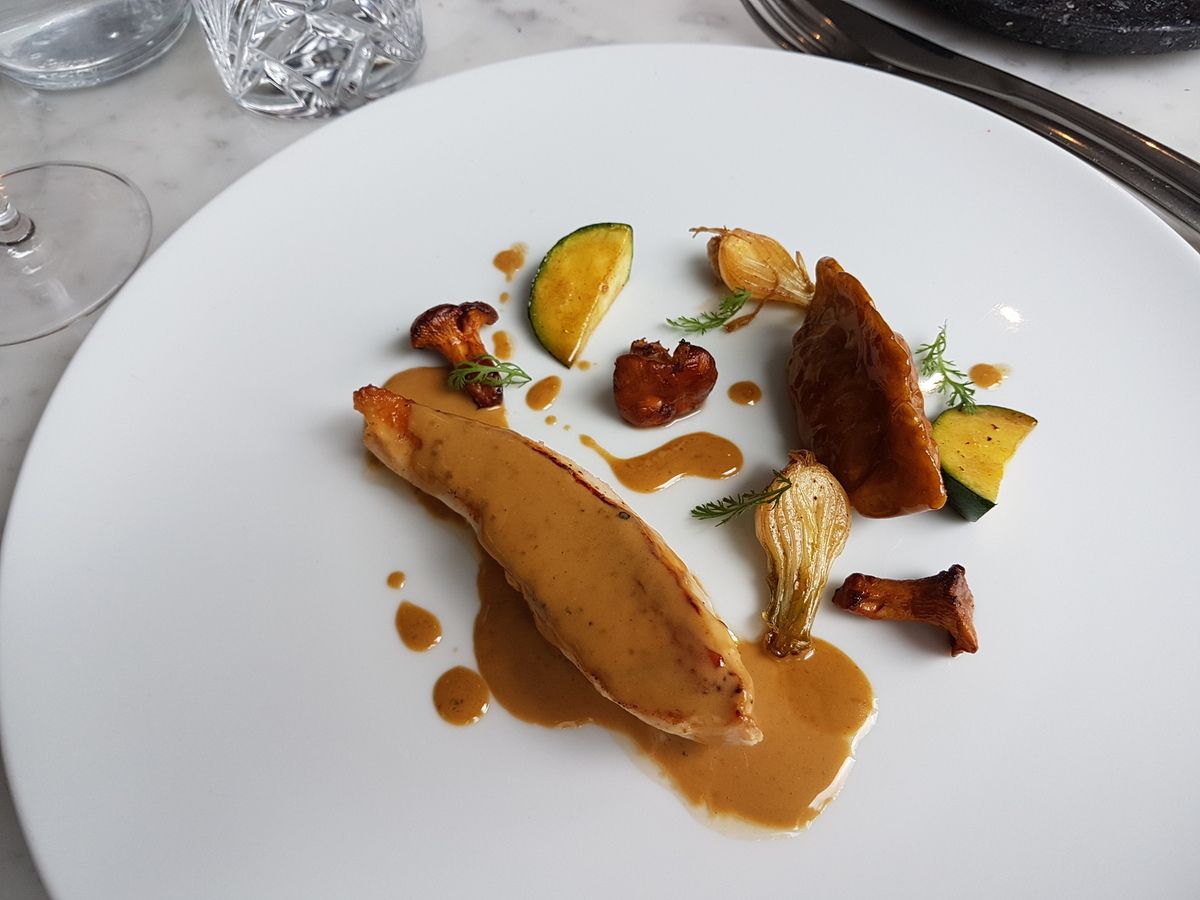 Poularde de Culoiseau, gyoza des cuisses,  girolles et jus Konbonwa Sourire Paris 13 Restaurant