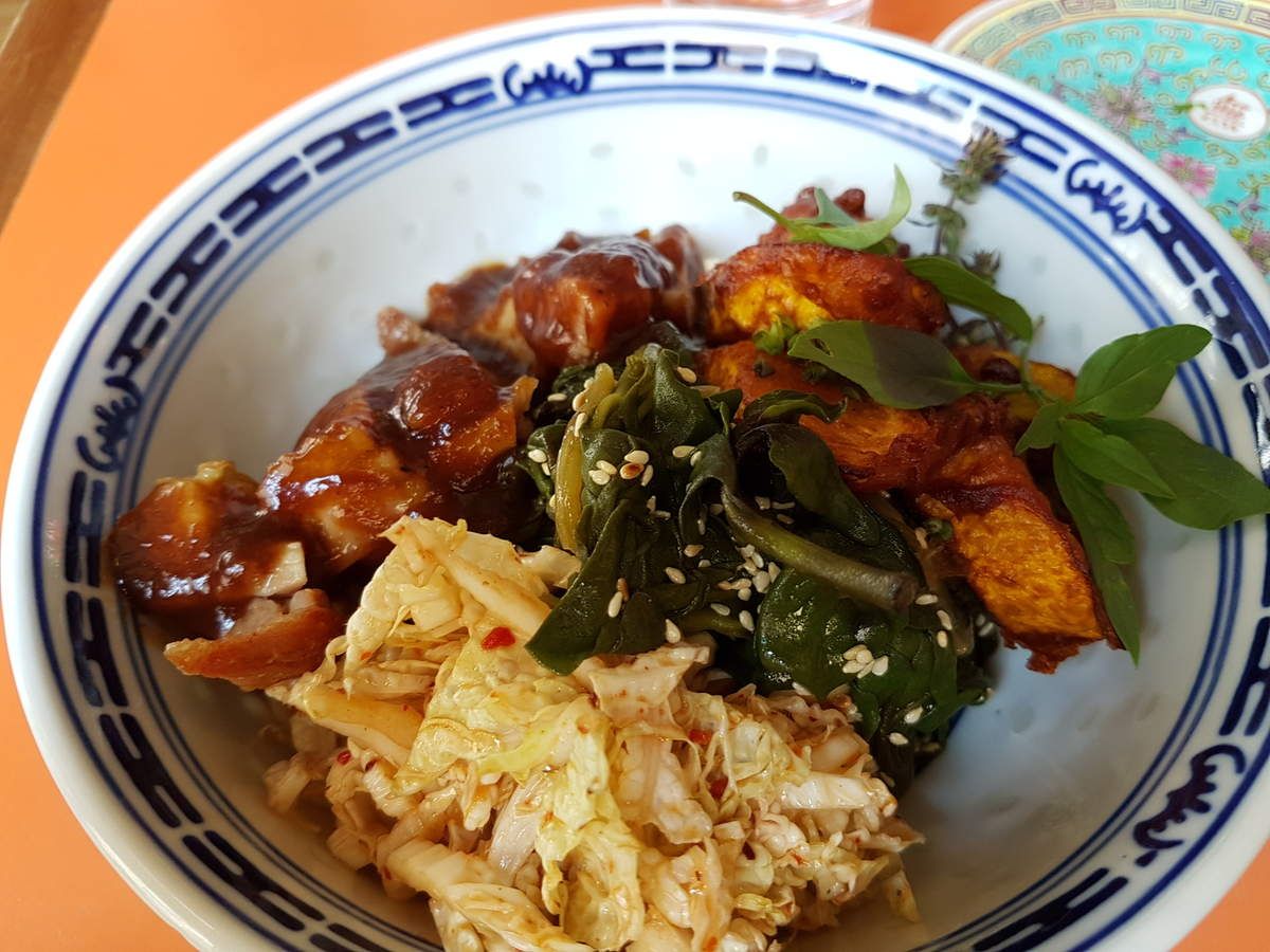 Poulet croustillant du chef sur bol de riz et légumes marinés Double dragon restaurant Paris 11