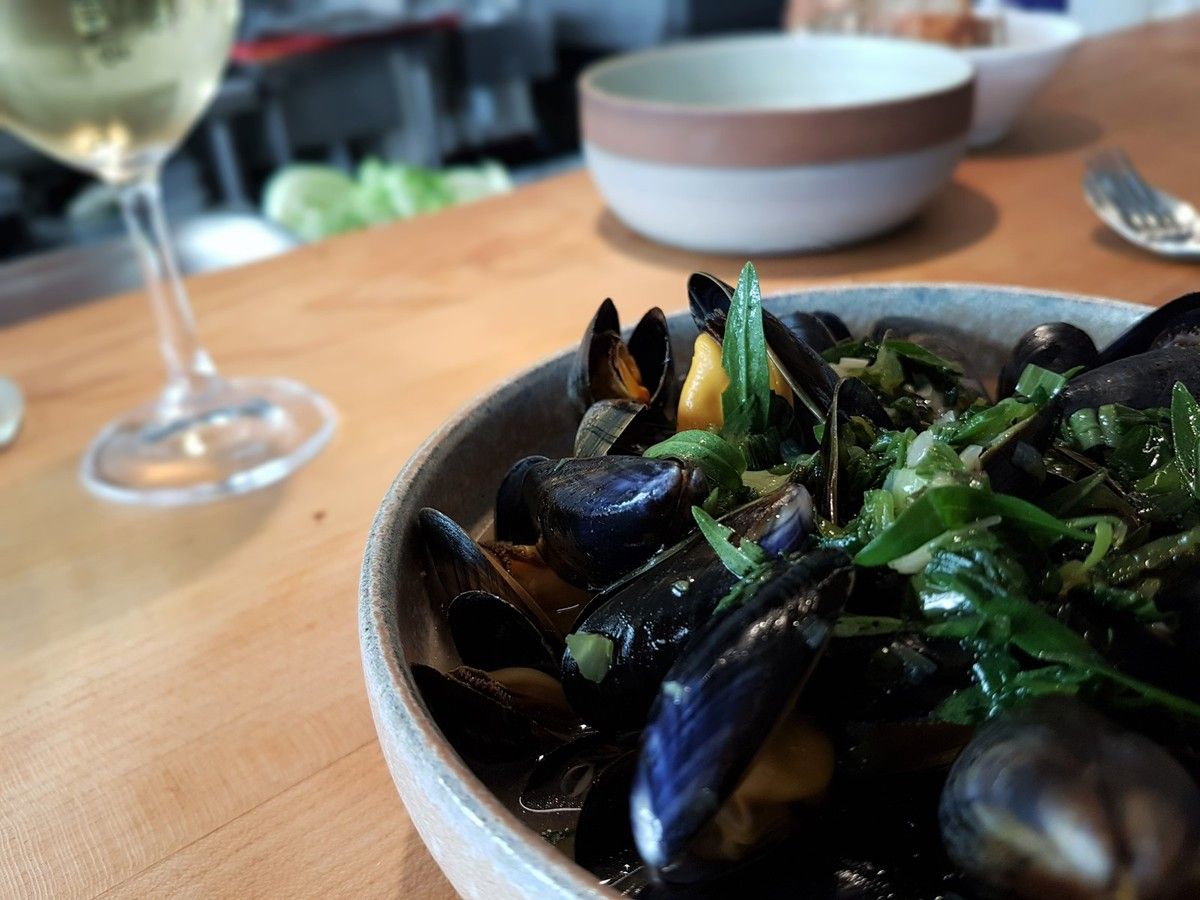 Moules de bouchot, bouillon de poulet et hysope Restaurant Fulgurances Paris 11