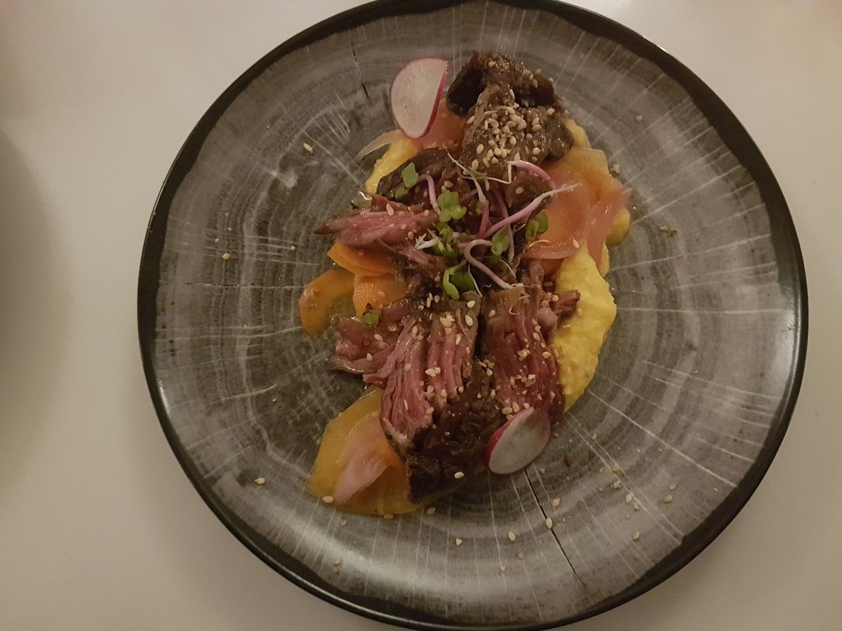 Tataki de boeuf purée de carottes à la citronnelle et gingembre, pickles de légumes Les Françaises Paris 17 Restaurant