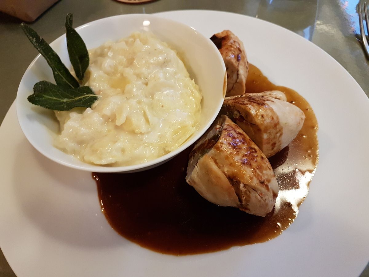 Ballotine de poulet basquaise au chorizo : crémeux de pommes de terre élémentaire restaurant Paris 2