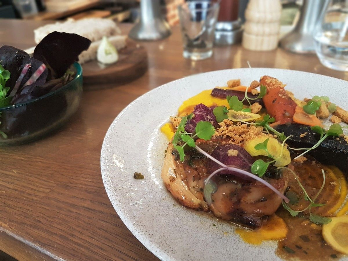 Volaille de 100 jours finie au lait en ballottine, carottes cuites au foin, pain d'épice et jus aux herbes Biscotte Restaurant Paris 15