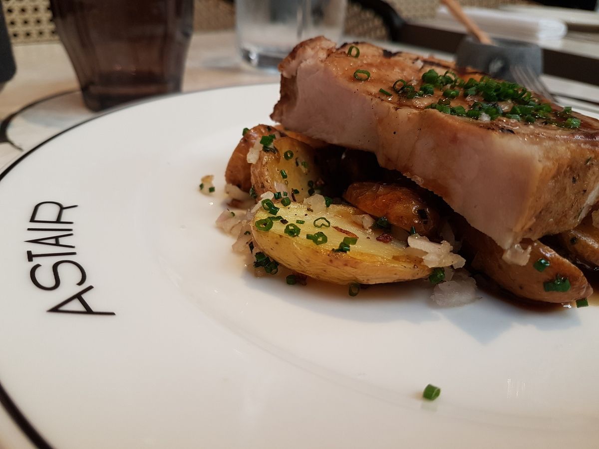 Côte de cochon cuite à basse température pommes de terre grenailles sautées au persil et à l'échalote Astair Restaurant  Paris 2