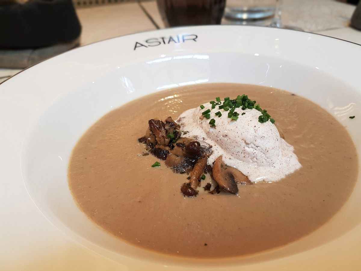 Velouté de champignons de Paris, champignons des bois sautés et crème montée Astair Restaurant Paris 2