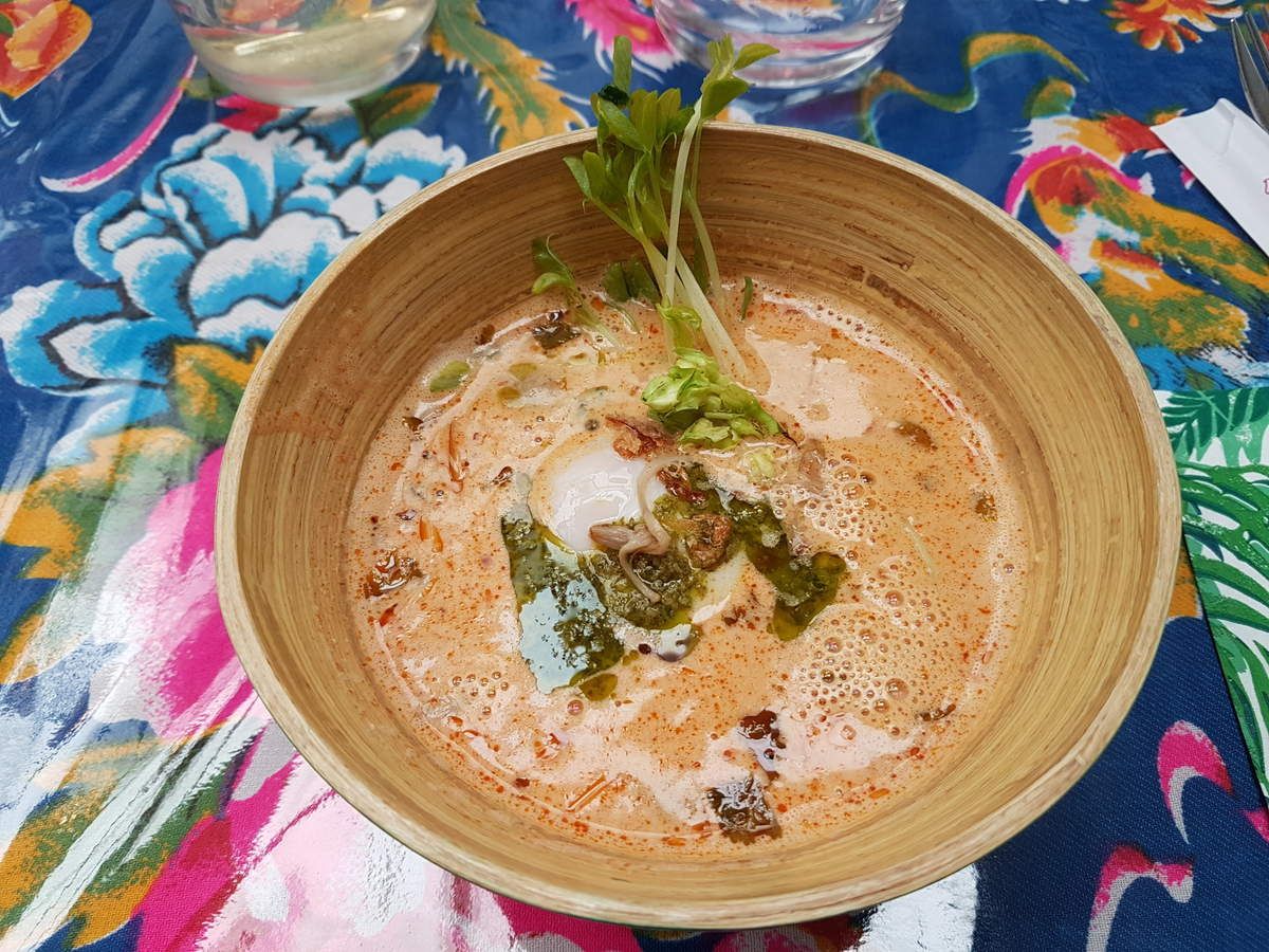 Oeuf parfait, Tom Yam, Champignons Enokis à l’Ail, Beurre de Coriandre Tram Tram's Kitchen Brunch Paris 19