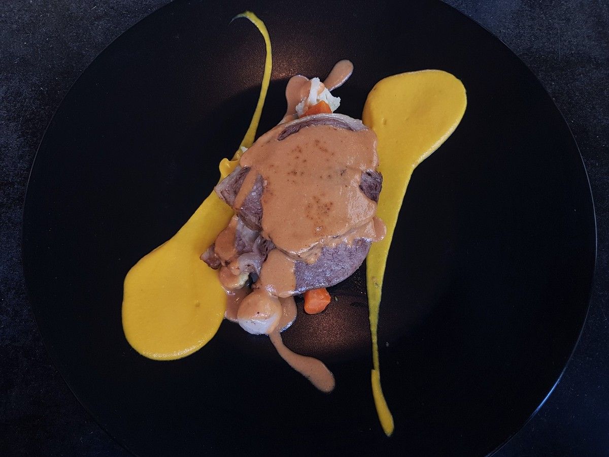 Paleron de veau confit, mousseline de carottes gingembre, crème à la tomate et légumes croquants