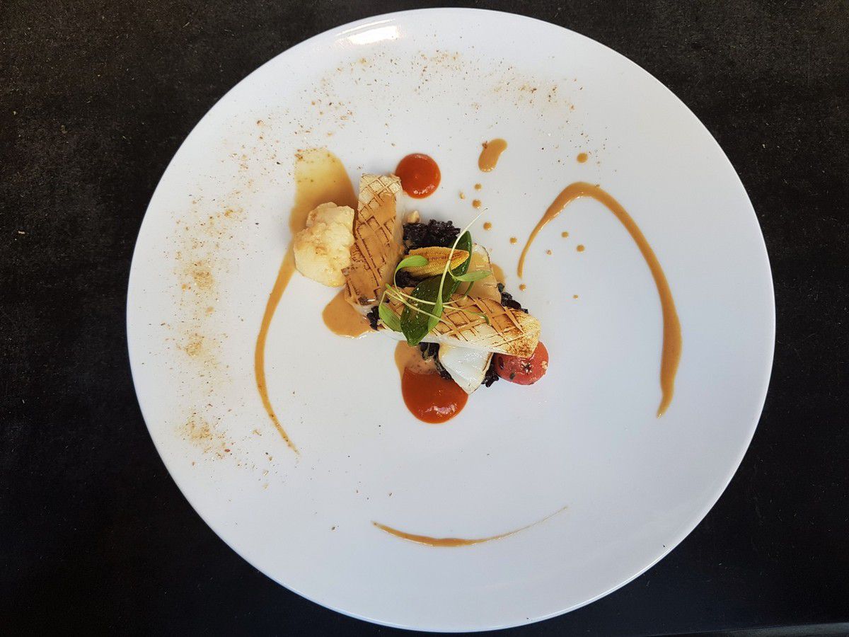 Blanc de seiche à la plancha, crème de crustacés, riz noir et légumes croquants Le 975 restaurant Paris 17