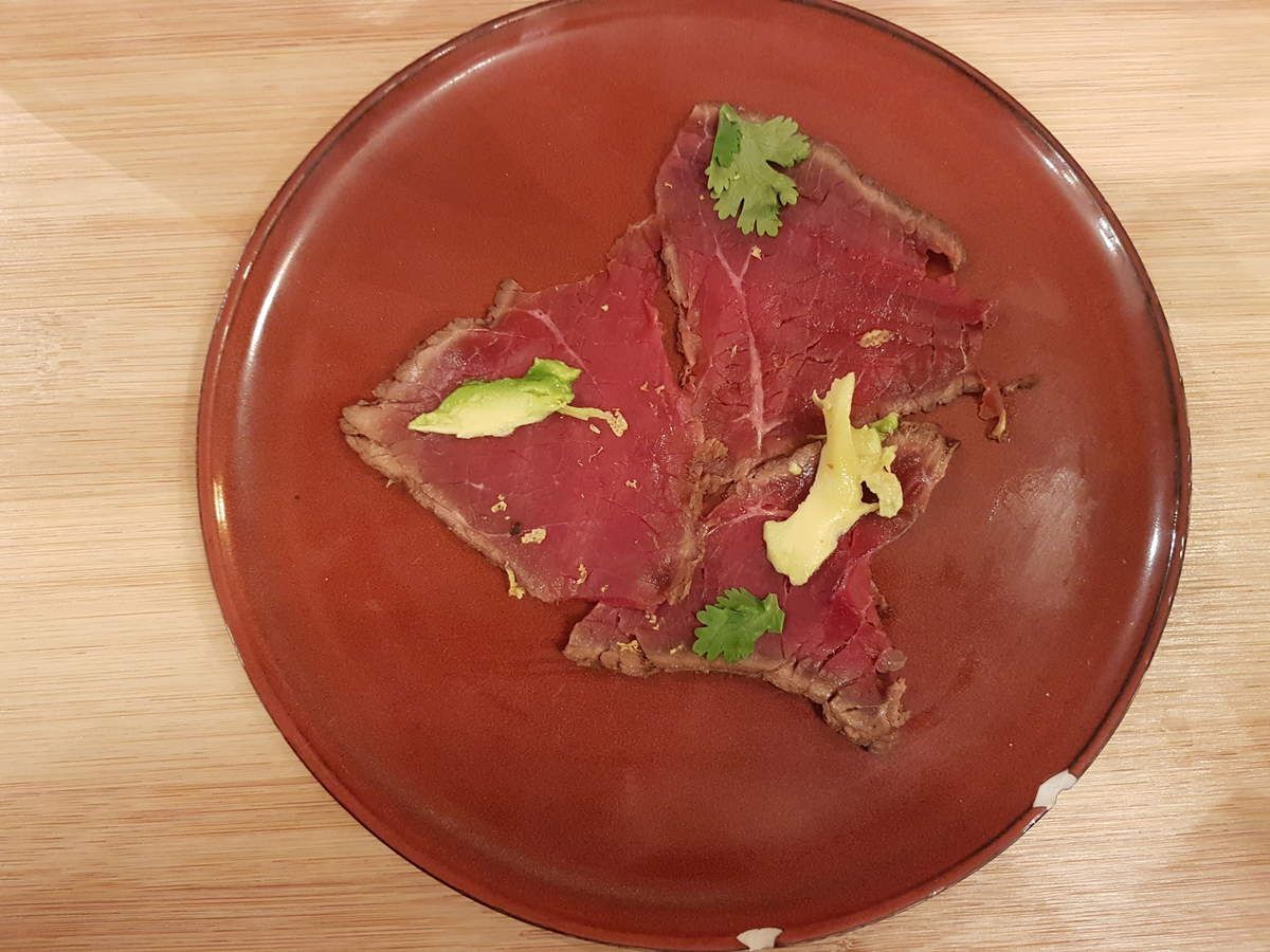 tataki de boeuf, copeaux d'avocat et lemon zest