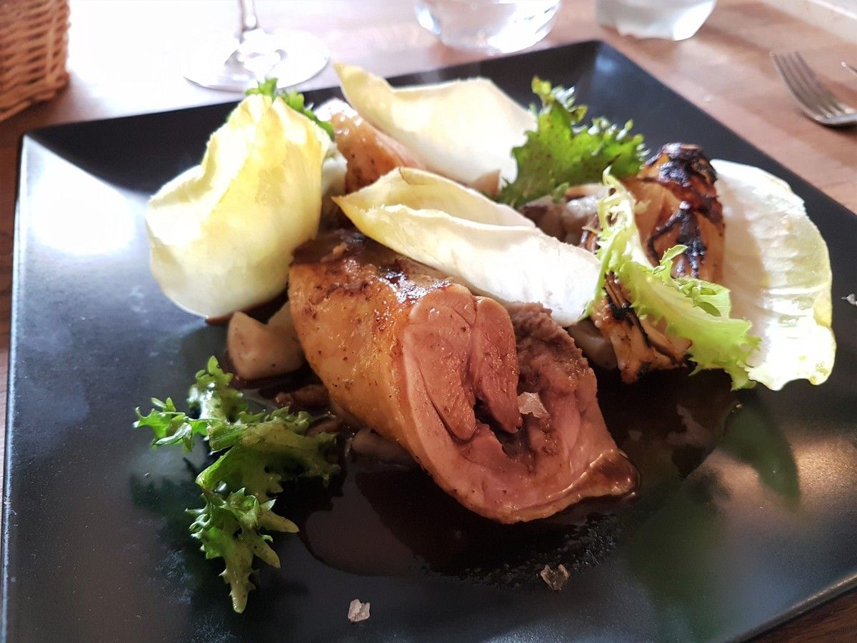 Cuisse de poulet aux châtaignes, topinambours et endives L'Esquisse Restaurant Paris 18
