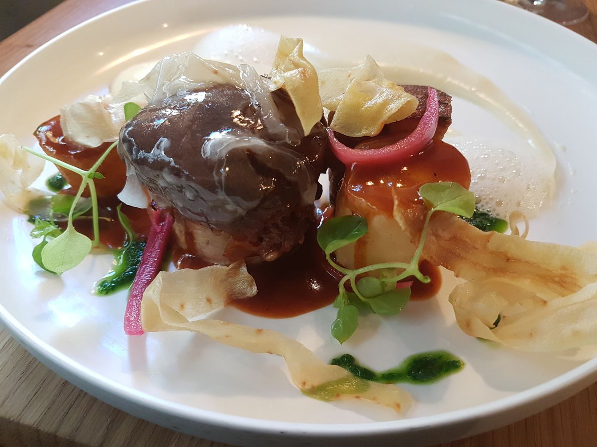 Le Cochon : Joue, poitrine, échine et lard, panais, huile de ciboulette et écume de jambon Pottoka Restaurant Paris 7