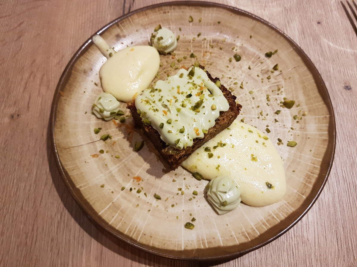 Mousse à l'orange, mini carotte-pistache cake, crème cheese à la pistache La Cantine de Mémé Paris 17 restaurant
