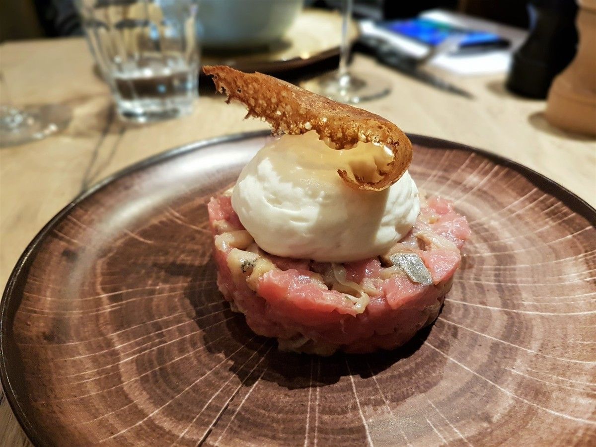 Tartare de veau / hareng fumé Petrossian, espuma d'Helianthis et tuile de sarrasin La Cantine de Mémé Restaurant Paris 17