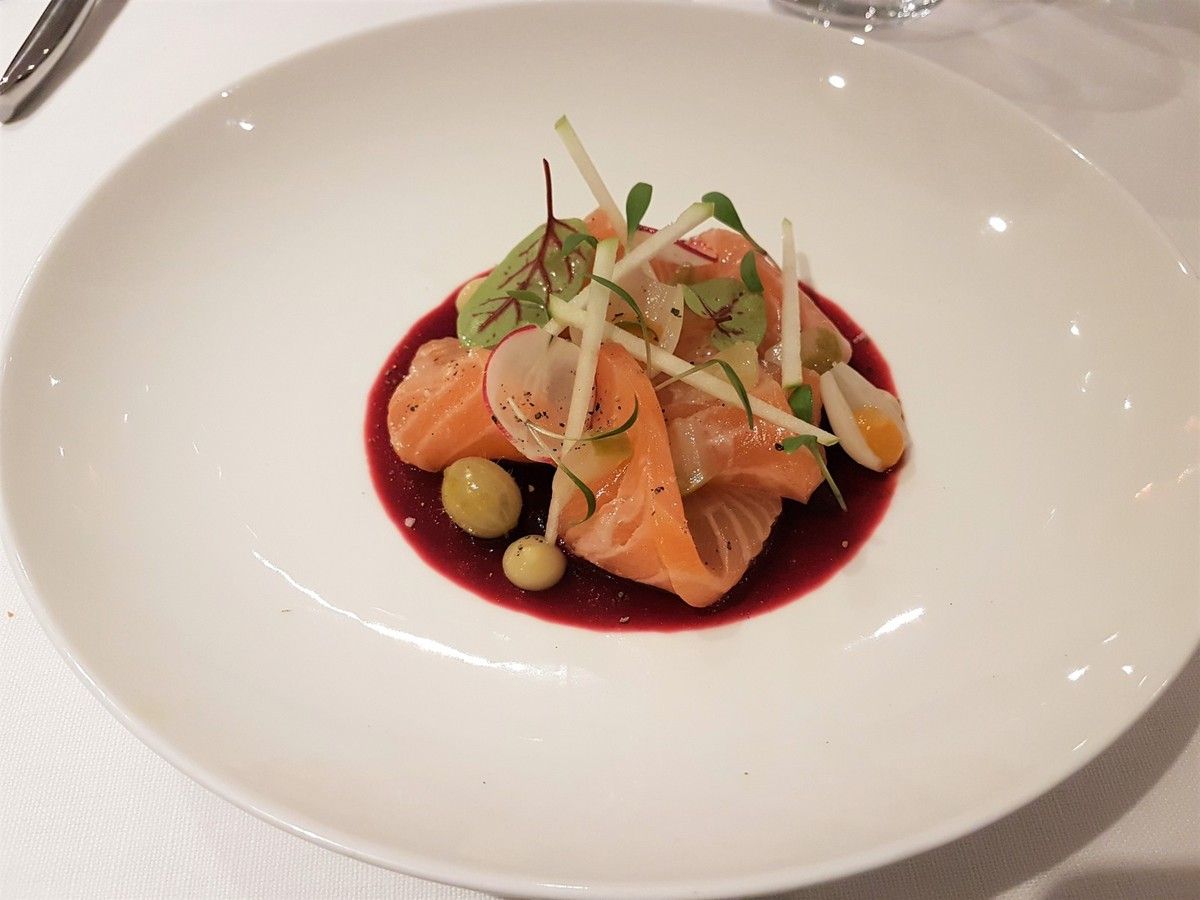 Saumon label Rouge, betterave, condiment acidulé Restaurant Paris 16