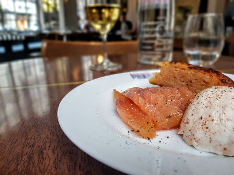Saumon gravlax, pomme de terre darphin, crème montée au piment Panache restaurant Paris 9
