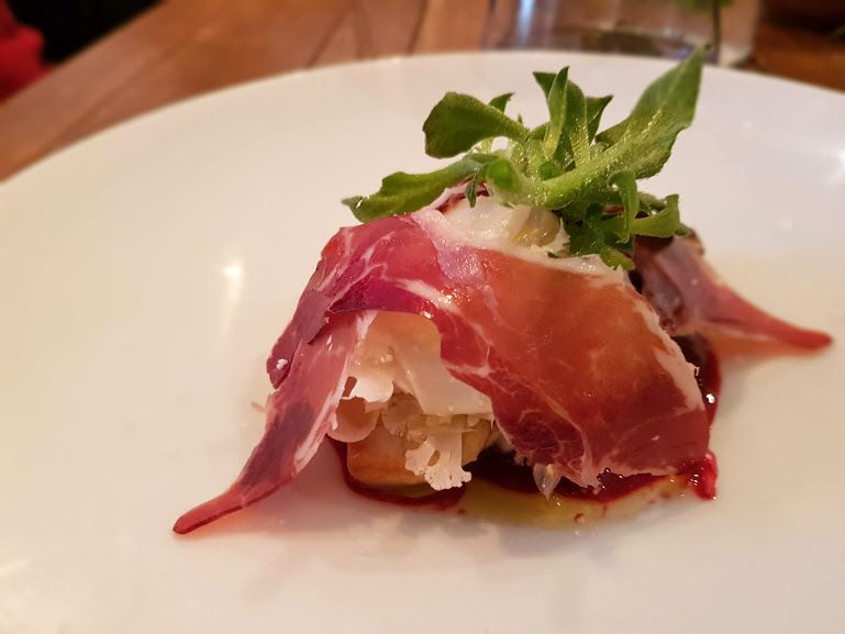Maigre, chou-fleur, pata negra et betterave Aux plumes restaurant Paris 14