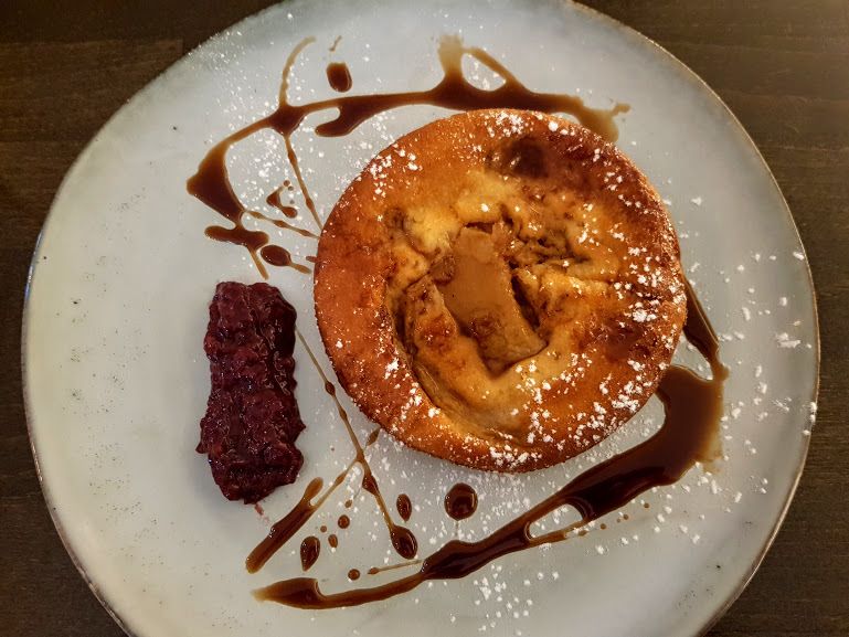 Clafoutis aux pommes, coulis de framboises, balsamique Le Flâneur restaurant Paris 11