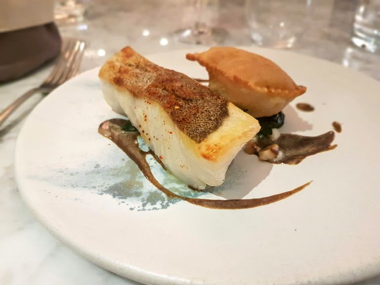 Lieu jaune, rissole de courge, épinards, macadamia et jus de favouilles Rooster Restaurant Paris 17