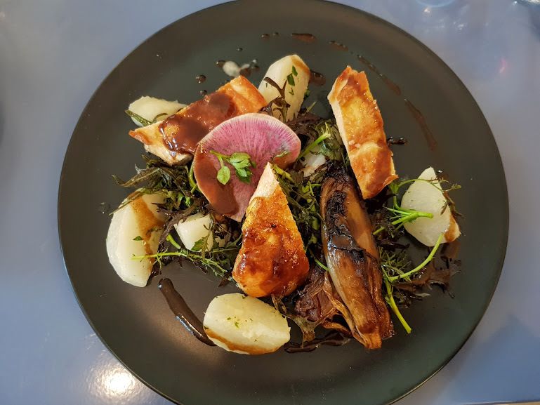 Suprême de poulet fermier, navets glacés et pousses de moutarde Les Petits Cousins Restaurant Paris 18
