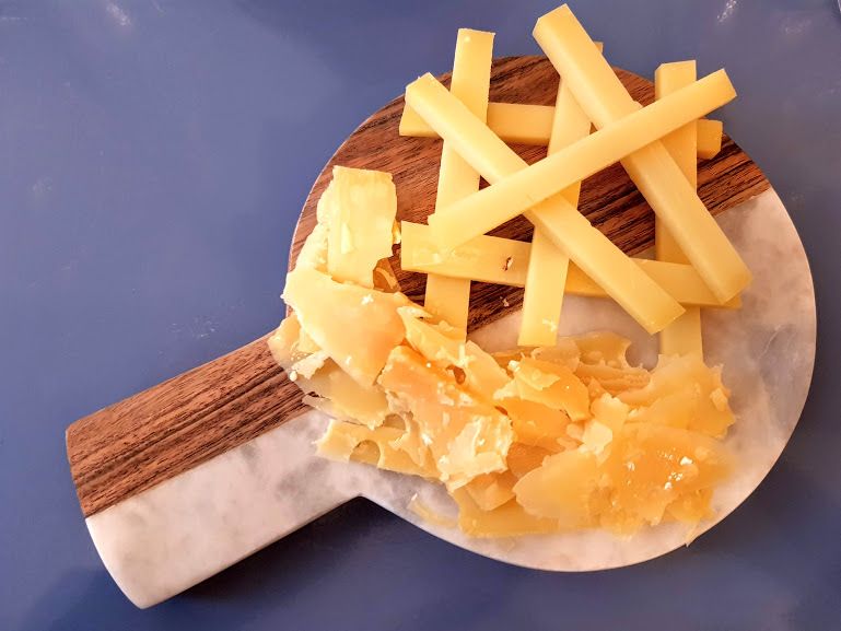 Fromages : Comté 24 mois / Goudat vieux Les Petits Cousins restaurant Paris 18