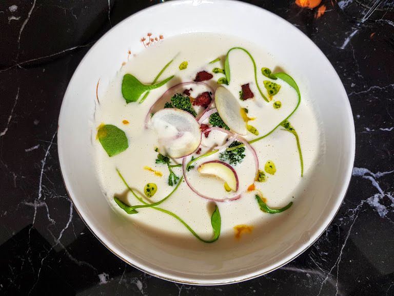 Velouté de navets, poitrine fumée et orange sanguine Biche Restaurant Paris 3