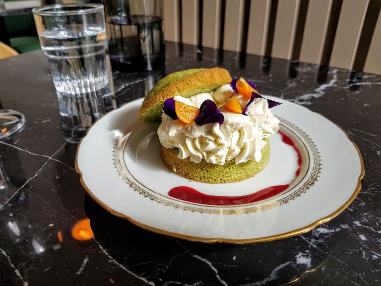 Financier à la pistache, sirop à l'hibiscus et crémeux à la vanille Biche Restaurant Paris 2