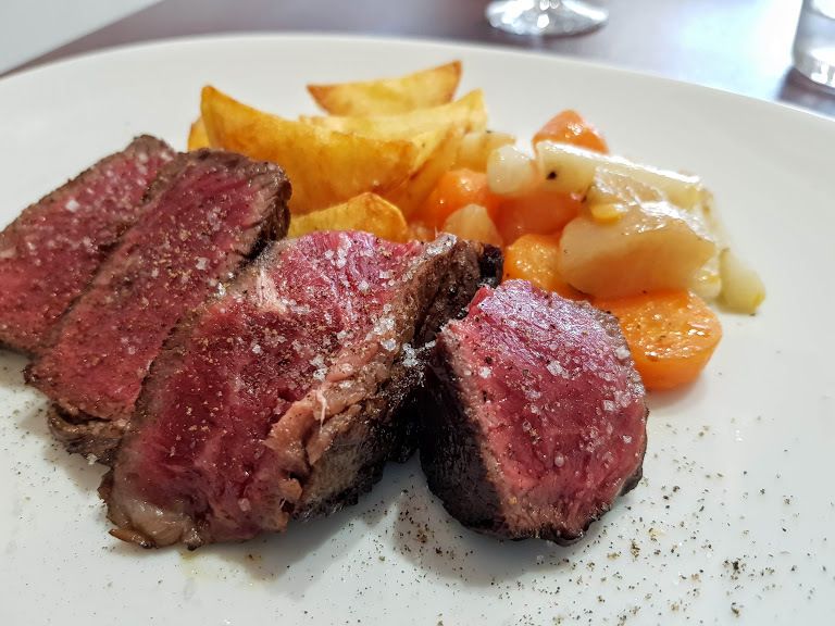 faux-filet de boeuf de race normande de maturé et frites Vertus Restaurant Boulogne Billancourt