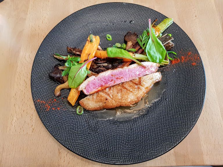 Canette de Challans rôtie, pleurotes et carottes fanes Esttia Restaurant Paris 6