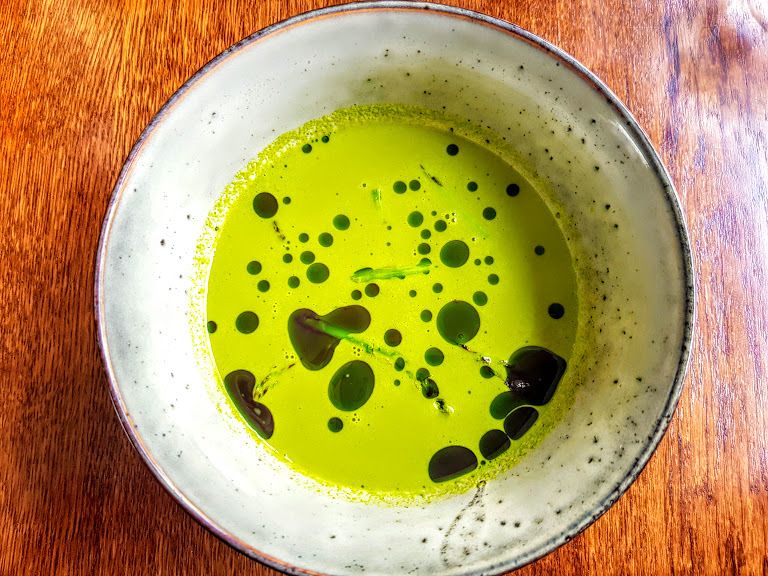 Soupe d'asperges vertes, huile aux herbes Le Saint Sébastien restaurant Paris 11