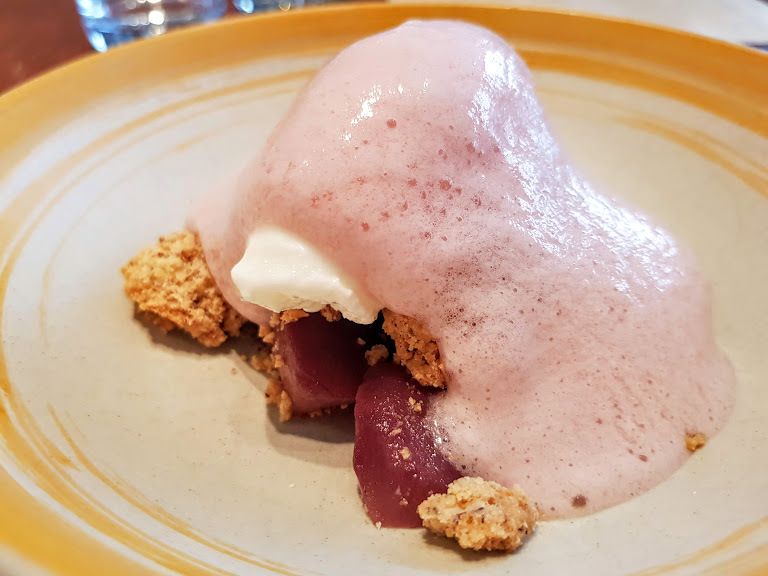 Poire pochée, sirop épicé, crumble à la noisette, sorbet fromage blanc Elmer Restaurant Paris 3