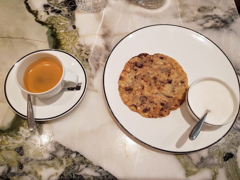 Le café et son cookie plat au chocolat Clover Grill restaurant Paris 1