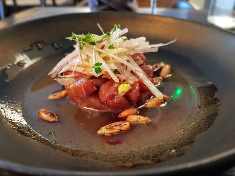 Ceviche de thon, maïs, leche del tigre bouillon Dashi au thé Kombucha et pousse de géranium et pousse de géranium UMA Restaurant Paris 1
