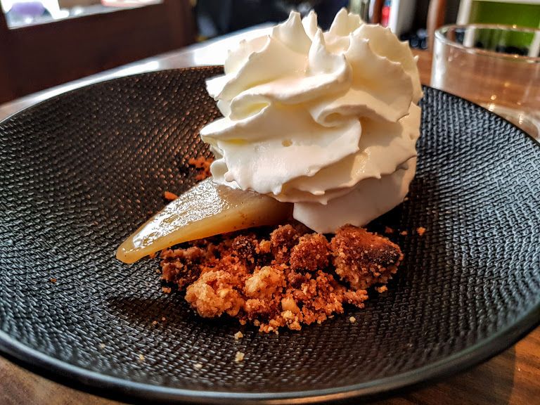 Poire pochée crumble et Chantilly fleur d'oranger Au nouveau Nez Restaurant Paris 11