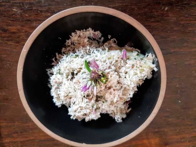 Salade de langue de boeuf, concombre, hareng fumé et sauce yaourt Au Petit Panisse Restaurant Paris 11