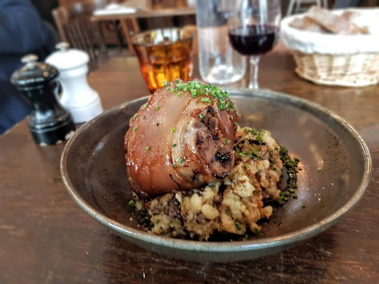 Jarret de cochon, écrasé de pommes de terre aux agrumes, laitue de mer et jus corsé Au Petit Panisse Paris 11