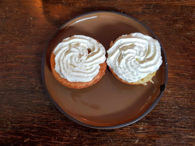 Amandine et crème fouettée au citron Au Petit Panisse restaurant Paris 11