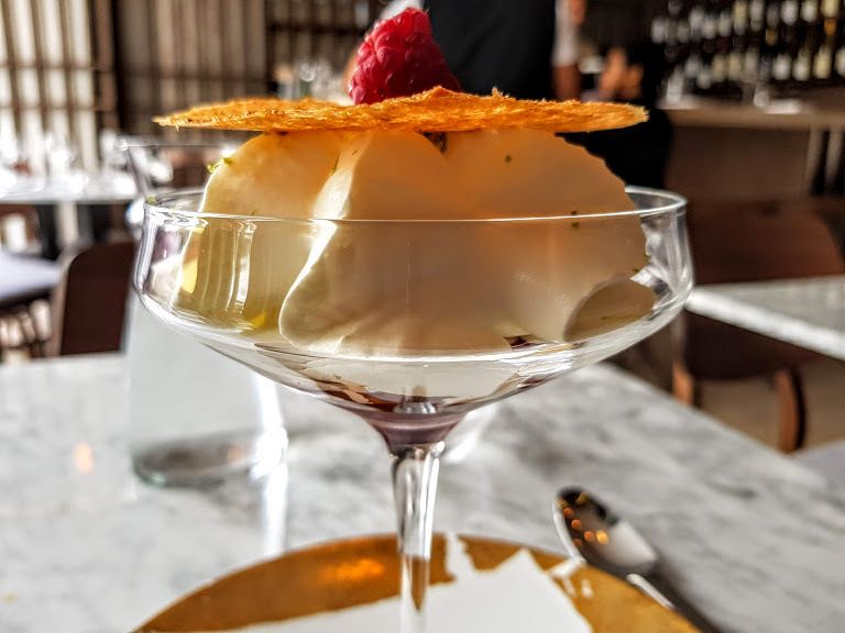 Glace pêche, espuma de jasmin, tuile amande, fruits des bois Armonia restaurant Paris 7