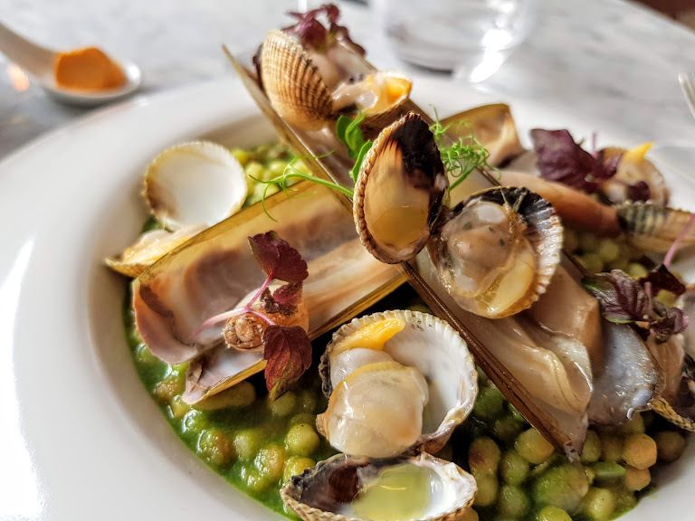 Fregola del mar, chlorophylle de persil, coques et couteaux Armonia Restaurant Paris 7