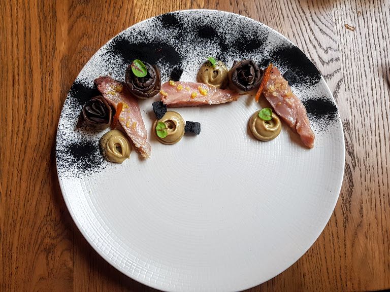 Bonite fumée, aubergines et charbon végétal Variations restaurant Paris 11