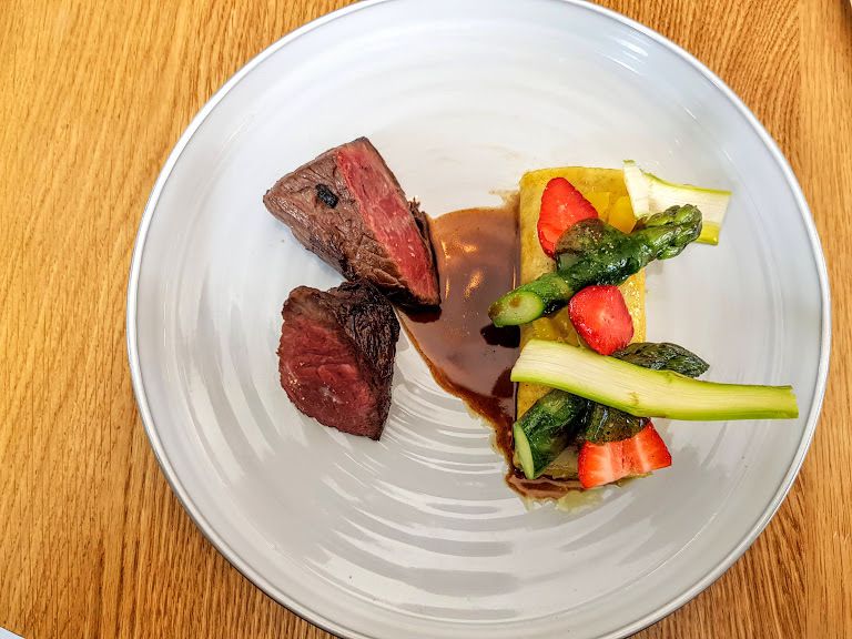 La picanha de la maison Aitana, boeuf blonde de Galice, jus glacé au dashi, asperge verte, fraise et estragon Anona Restaurant Paris 17